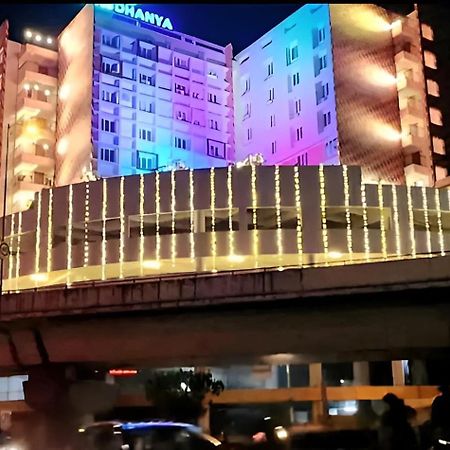 Luxurious Apartment With A Pool And Gym Near Trivandrum Railway Station Thiruvananthapuram Exterior foto