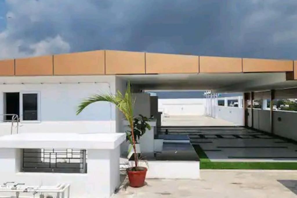 Luxurious Apartment With A Pool And Gym Near Trivandrum Railway Station Thiruvananthapuram Exterior foto